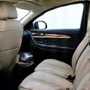 徹底的に清掃された高級車の内装